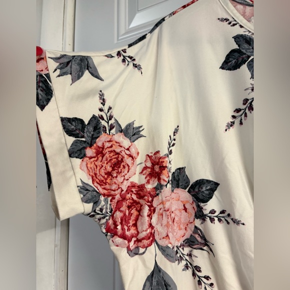 Floral Knot Front Top✨ - Picture 3 of 8